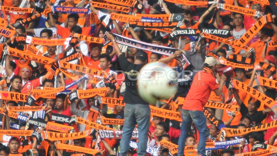 The Jak Mania setia memberi dukungan terhadap Persija Jakarta saat melakukan uji coba melawan Persela Lamongan di Stadion Utama Gelora Bung Karno (SUGBK) Senayan, Jakarta, Minggu (01/03/15). Copyright: © Herry Ibrahim/INDOSPORT